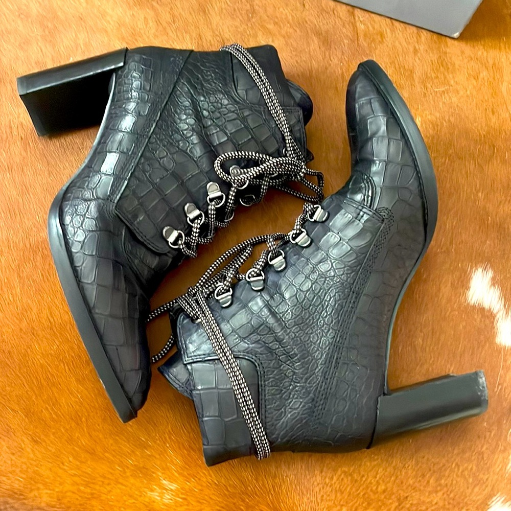Stuart Weitzman X Gigi Hadid booties🥰